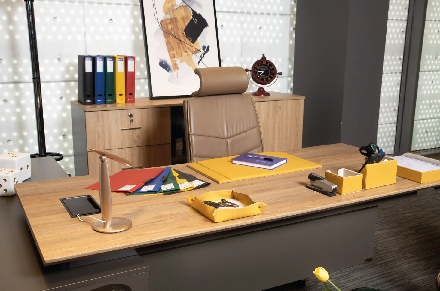 Bureau équipé de la parure Purple moutarde : sous-main, vide-poche, pot à crayons et corbeille à courrier