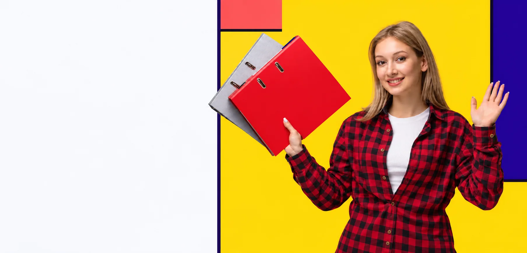 Présentatrice Purple tenant deux classeurs à levier, un rouge et un gris